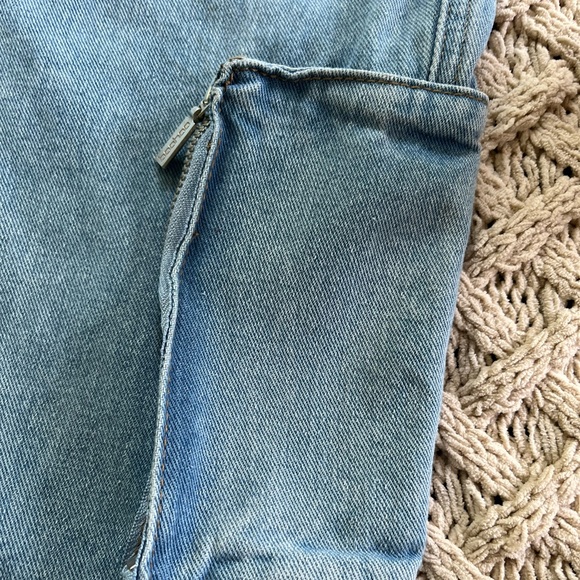 New Boohoo Jeans Light Wash Multi Zip Pocket Cargo Jeans size 4 - Picture 6 of 16